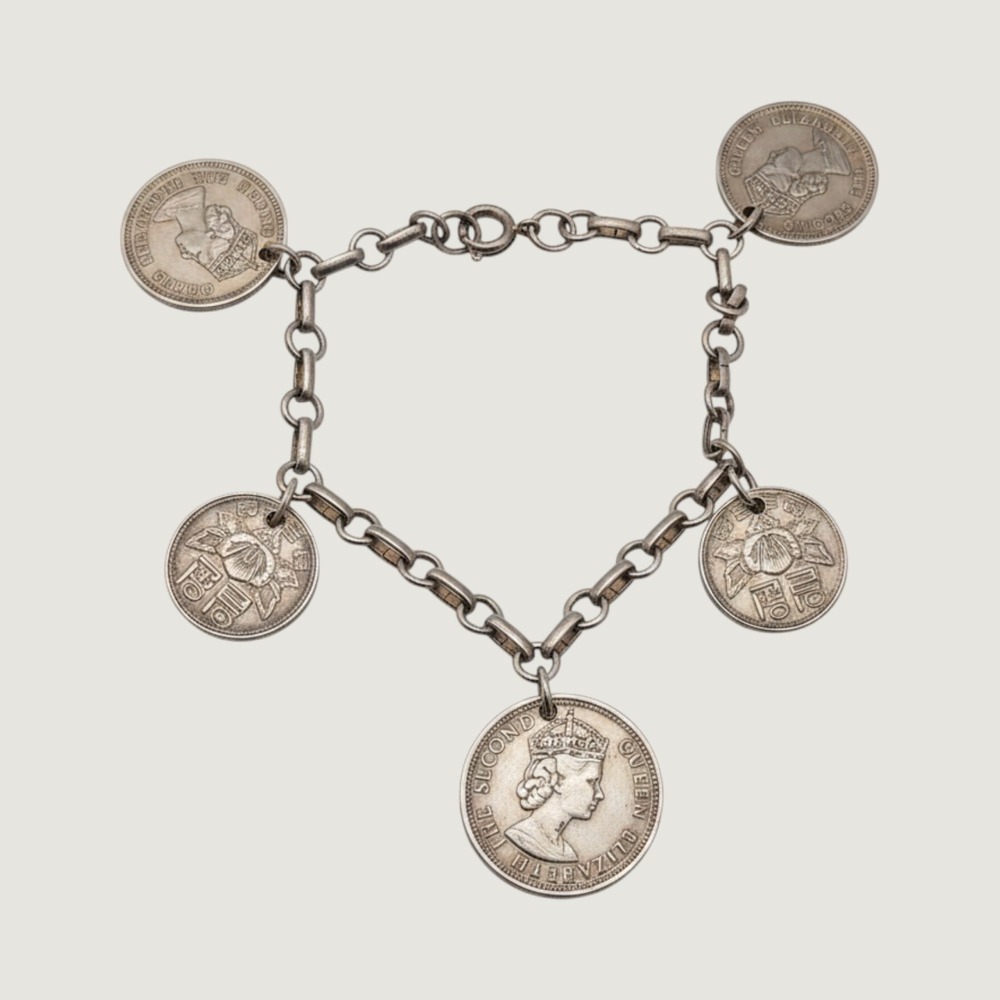 Vintage World Coin Charm Bracelet Jamaica Korea Cyprus Queen Elizabeth II 6.5in